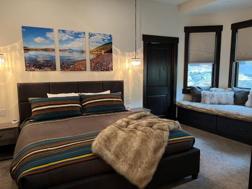 Un dormitorio con una cama con una manta. en Whitefish Slopeside Condo, en Whitefish
