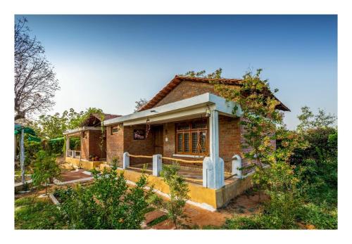 a small brick house with ivy growing on it at Mahua hill view Homestay in Orchha