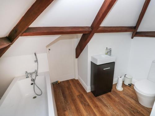 een badkamer op zolder met een wastafel en een toilet bij 12 Malthall in Swansea