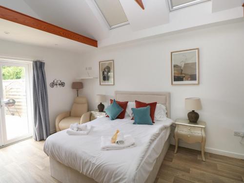 een slaapkamer met een bed met handdoeken erop bij 12 Malthall in Swansea