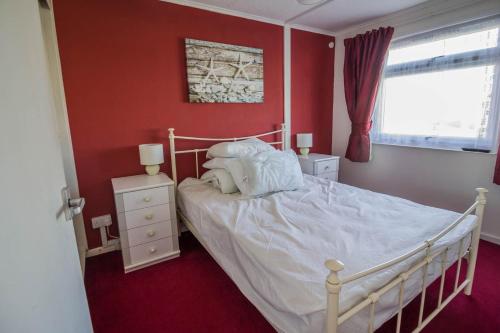 Giường trong phòng chung tại 6 Berth Chalet For Hire At California Sands In Norfolk Ref 52337cs