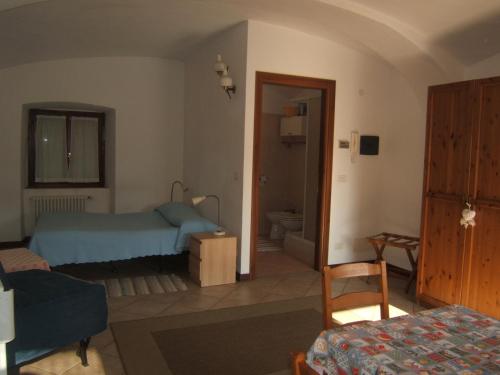 a living room with two beds and a bathroom at Bed & Breakfast Varionda in Chiaverano