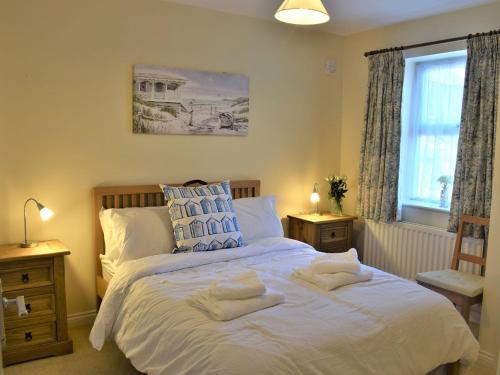 ein Schlafzimmer mit einem Bett mit Handtüchern darauf in der Unterkunft Beautiful Cottage In Alnwick With 2 Bedrooms And Wifi in Alnwick