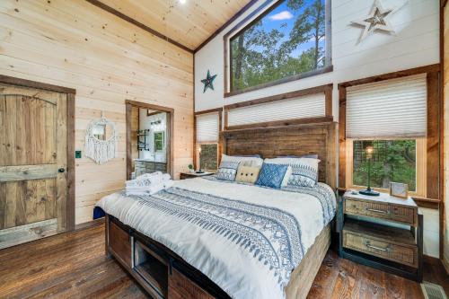um quarto com uma cama num quarto com paredes de madeira em Grizzly Cabin em McCaysville