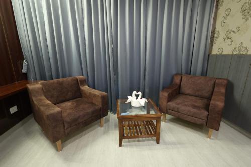 two chairs and a coffee table in a living room at Bamboo Saa Mulberry Resort Pushkar in Pushkar