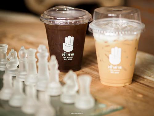 a chess board and two cups of coffee on a table at Khaokhai Cafe & Resort in Khao Kho