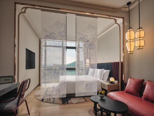 Katil atau katil-katil dalam bilik di Hotel Indigo Hangzhou Uptown,Close to Westlake , boutique design hotel with freeflow minibar