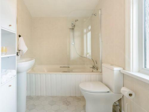 斯卡布羅的住宿－To Be，白色的浴室设有浴缸、卫生间和水槽。