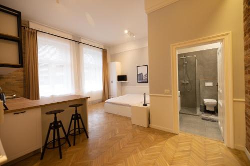 - une chambre avec un lit et une salle de bains pourvue d'une douche dans l'établissement Carol Residence, à Timişoara