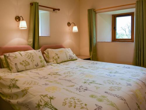 sypialnia z dużym łóżkiem i oknem w obiekcie Cherry Barn w mieście Dufton