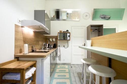 A kitchen or kitchenette at Wellkhome Appartements & Services