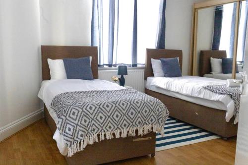 Un pat sau paturi într-o cameră la Silver Apartment 2 Bed Flat Leicester City Centre
