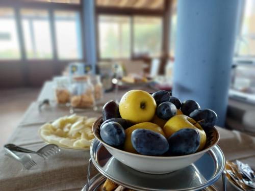 eine Schale mit Obst auf einem Tisch in der Unterkunft Lugh'e Luna Village in Narbolia