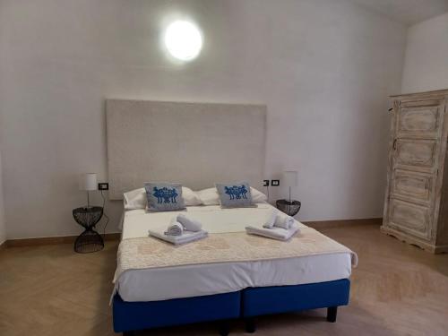 ein Schlafzimmer mit einem Bett mit zwei Handtüchern darauf in der Unterkunft Lugh'e Luna Village in Narbolia