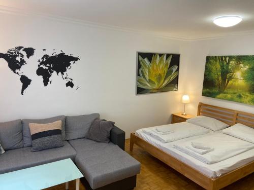 Ein Bett oder Betten in einem Zimmer der Unterkunft AJO Vienna Atos with free parking