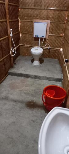 Dusk Till Dawn في هامبي: حمام مع مرحاض وشاشة كمبيوتر