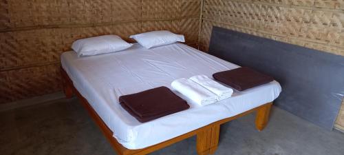 Dusk Till Dawn في هامبي: سرير صغير في غرفة عليها مناشف