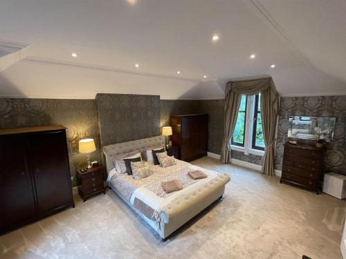 1 dormitorio grande con 1 cama grande y ventana en Tennox House - Uk36254, en Kilbirnie