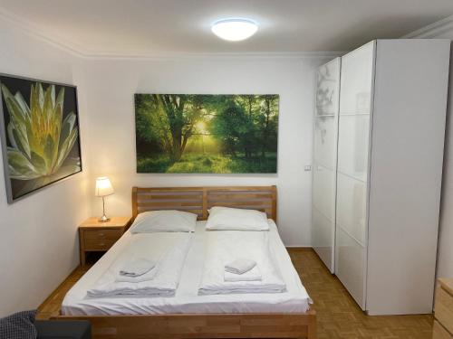 Ein Bett oder Betten in einem Zimmer der Unterkunft AJO Vienna Atos with free parking