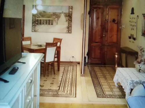 een keuken met een tafel en stoelen en een eetkamer bij tita's house in Lucca