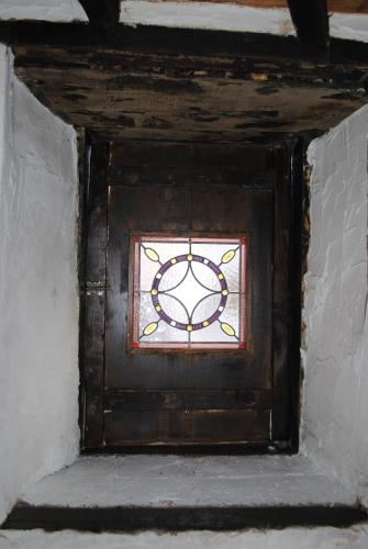 a wooden door with a stained glass window at I MITI ViviendaVacacional in Chio