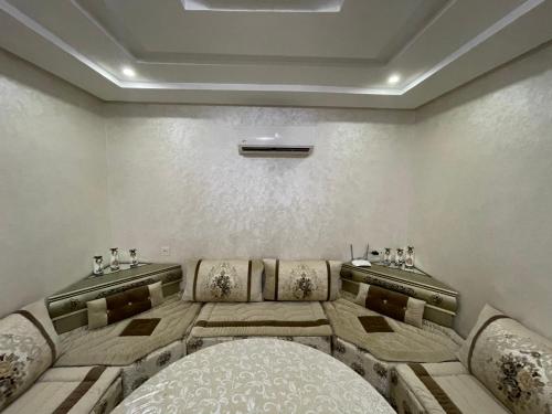 um quarto com duas camas num quarto em Apartment Anis Nador Al Jadid em Nador