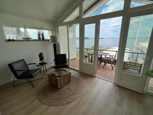 a living room with a view of the ocean at Plassenzicht Logies & Sloepverhuur in Loosdrecht