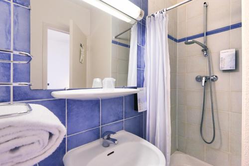 Bathroom sa Kyriad Direct Le Bourget Gonesse