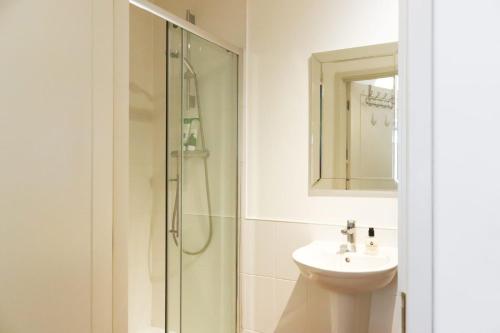 Ένα μπάνιο στο Luxurious fully equipped Cowley 1 bed apartment with FREE Parking