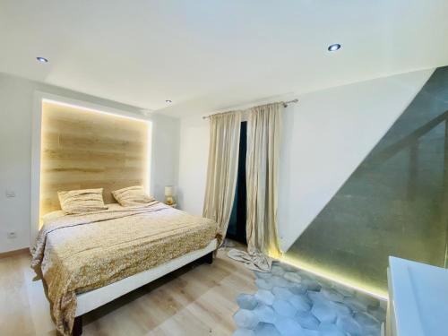 sypialnia z łóżkiem i dużym oknem w obiekcie Duplex 120m2 terrasse vue sur Nîmes w mieście Nîmes