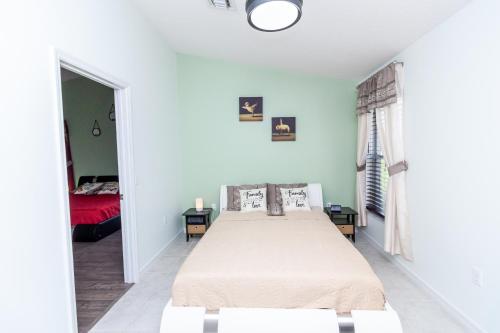Postel nebo postele na pokoji v ubytování Beautiful Fully Furnished 2-Bedroom Luxury Home