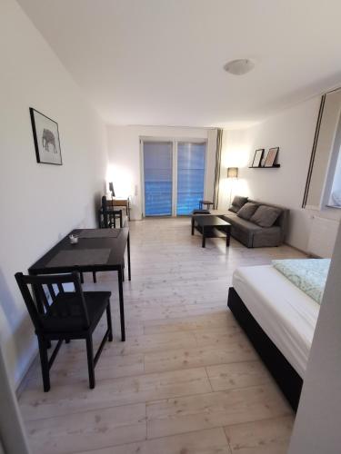a living room with a bed and a table and a couch at Renovierte Ferienwohnung in Nienburg Erichshagen in Erichshagen