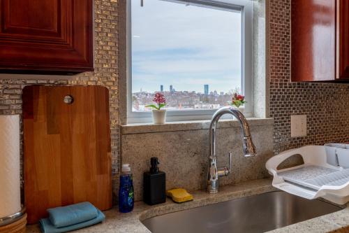 une cuisine avec un évier et une fenêtre dans l'établissement 90-Boston Spacious Convenient Apartment, à Boston