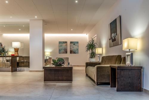 una sala de espera con sofá y mesa en Hotel Txartel, en Lasarte