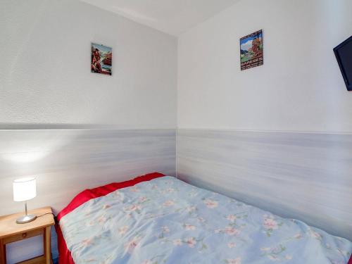 une chambre avec un lit et deux tableaux au mur dans l'établissement Studio cabine cosy pour 4 pers. avec balcon au sud et parking, à deux pas du centre de Luz-Saint-Sauveur - FR-1-402-59, à Luz-Saint-Sauveur