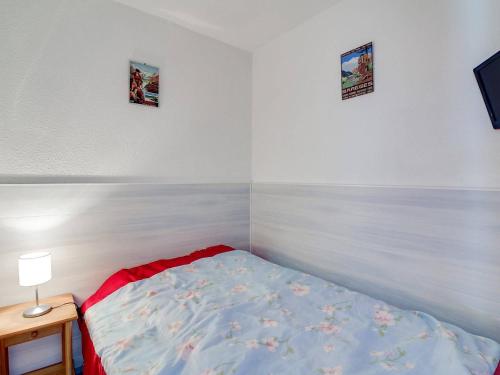 ein Schlafzimmer mit einem Bett und zwei Bildern an der Wand in der Unterkunft Studio Luz-Saint-Sauveur, 1 pièce, 4 personnes - FR-1-402-59 in Luz-Saint-Sauveur