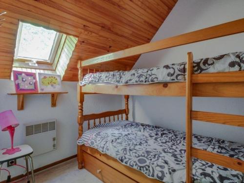 1 Schlafzimmer mit 2 Etagenbetten in einer Hütte in der Unterkunft Appartement Esquièze-Sère, 3 pièces, 6 personnes - FR-1-402-70 in Esquièze - Sère