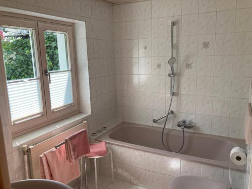 une salle de bain avec baignoire et douche dans l'établissement Ferienwohnung Schwarzindien, à Mondsee