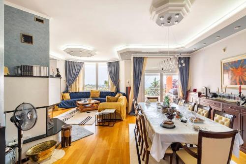een keuken en een woonkamer met een tafel en een bank bij Villa Serenity a luxury 7 bed villa at Kymi Evia in Paralia Kimis