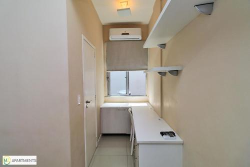 eine kleine Küche mit einem Waschbecken und einem Fenster in der Unterkunft Studio moderno ao lado da praia em Ipanema in Rio de Janeiro