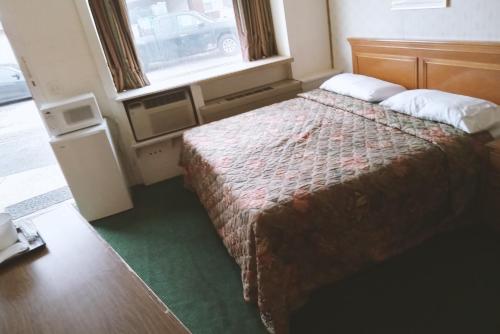 Ліжко або ліжка в номері Blue Way Inn & Suites Winfield