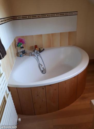 une baignoire avec un robinet dans une salle de bain dans l'établissement Chambres à Sallanches, à Sallanches