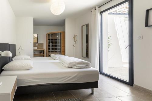 เตียงในห้องที่ Onze Villa in Provence, Mont Ventoux, New Luxury Villa, Private Pool, Stunning views, Outdoor Kitchen, Big Green Egg