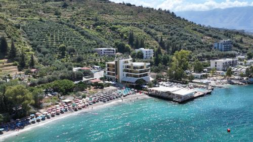una vista aérea de una playa con sombrillas y un complejo en Paradise Beach Hotel, en Vlorë