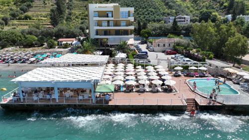 una vista aérea de un complejo con piscina en Paradise Beach Hotel, en Vlorë