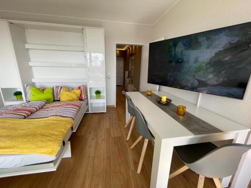 ein Zimmer mit einem Sofa und einem Tisch mit einem Schreibtisch in der Unterkunft Haus Weitblick Lia in Flensburg