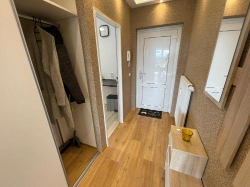 einen Flur mit Tür und Holzboden in der Unterkunft Haus Weitblick Lia in Flensburg