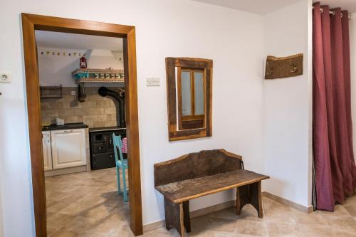 ein Zimmer mit einem Spiegel und einer Bank in der Küche in der Unterkunft Šeki Šest in Sočerga