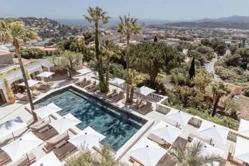 een luchtzicht op een villa met een zwembad en palmbomen bij Le Mirage in Bormes-les-Mimosas