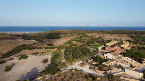 an aerial view of a house on the beach at Casette Marianeddi -Agriturismo Marianeddi in Noto
